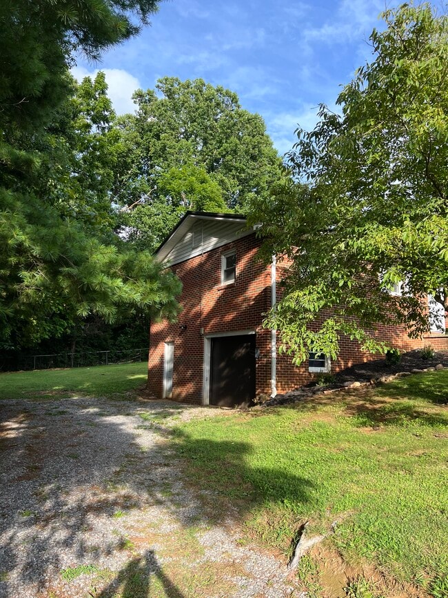 Building Photo - 112 Evergreen Rd