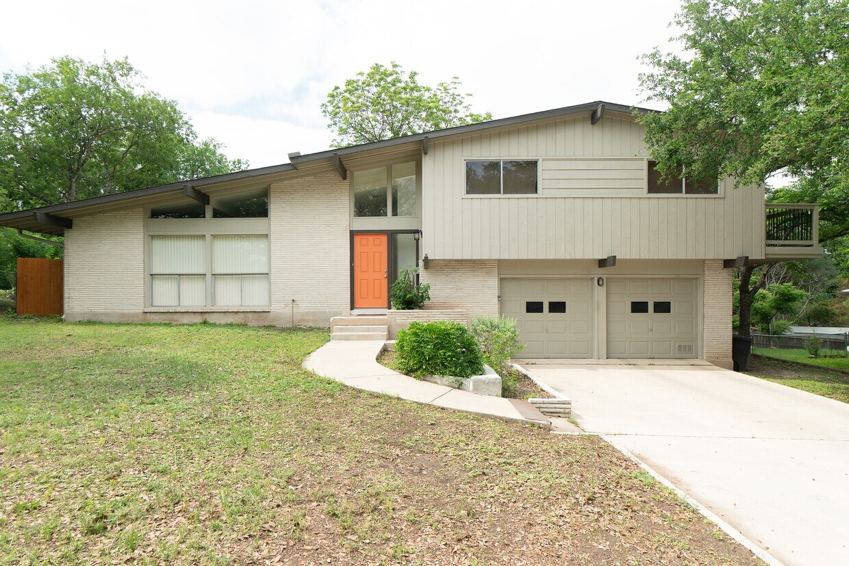 Primary Photo - 3811 Ridgeline Dr
