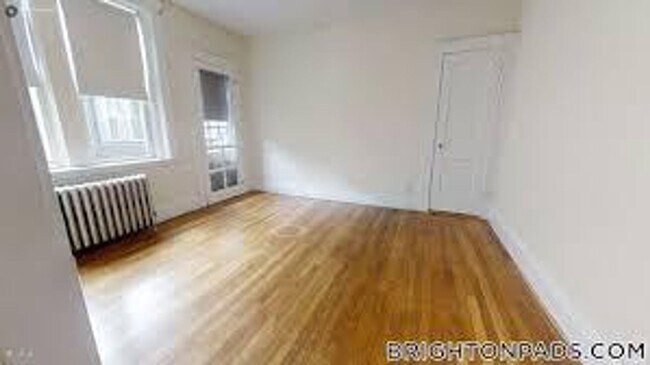 Foto del edificio - No Brokers Fee, Steps from the t Stop, The...