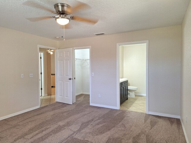 Foto del edificio - 2BR 2BA plus 1 CAR GARGE DUPLEX - EDGEWATER