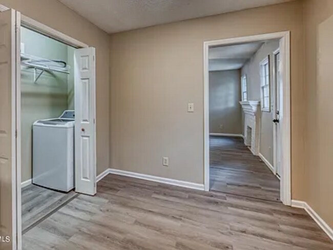 Building Photo - Charming 2-Bedroom Cottage