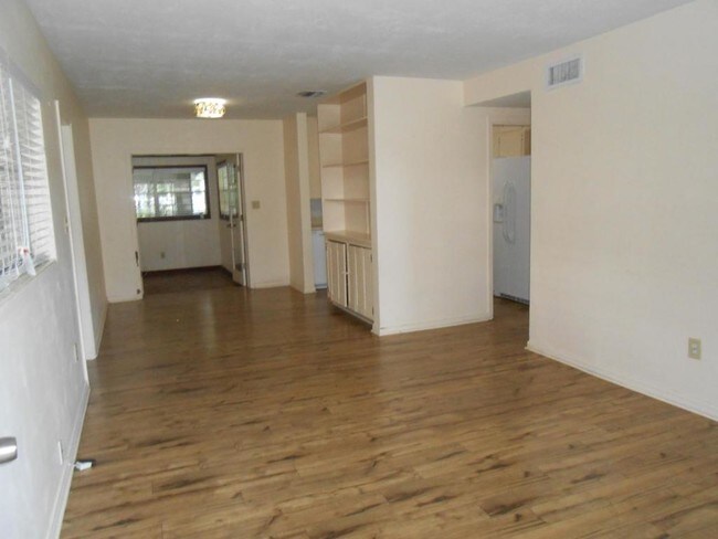 Building Photo - 610 Oriole Dr