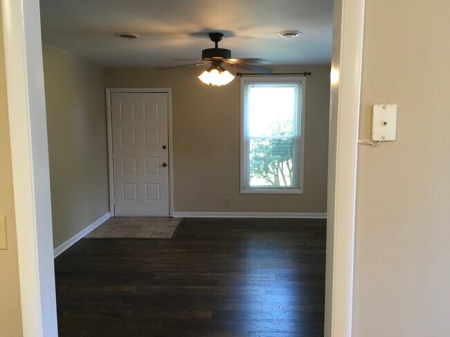 Foto del edificio - 319 Lake Farm Rd