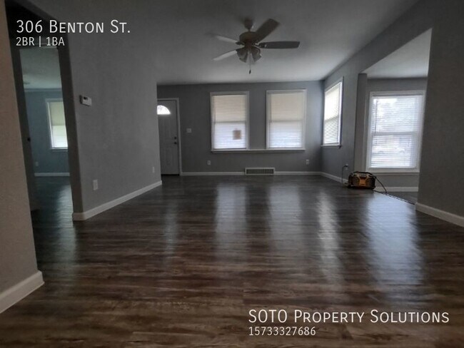 Building Photo - 2BD/1BA Spacious, Completely Renovated, Pe...