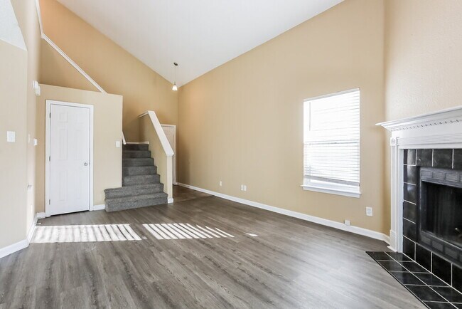 Foto del edificio - 5959 Redcliff S Ln