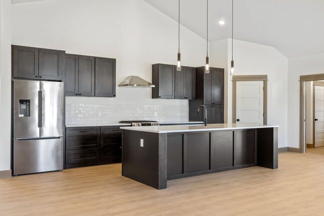 Foto del edificio - Brand New-Gorgeous 4 Bedroom Home! 3 Car G...