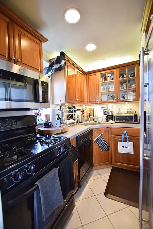 Building Photo - 108 W 69th St