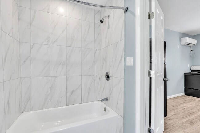 Foto del edificio - 2BR/1BA Triplex apartment home move-in ready!! $850/mo**