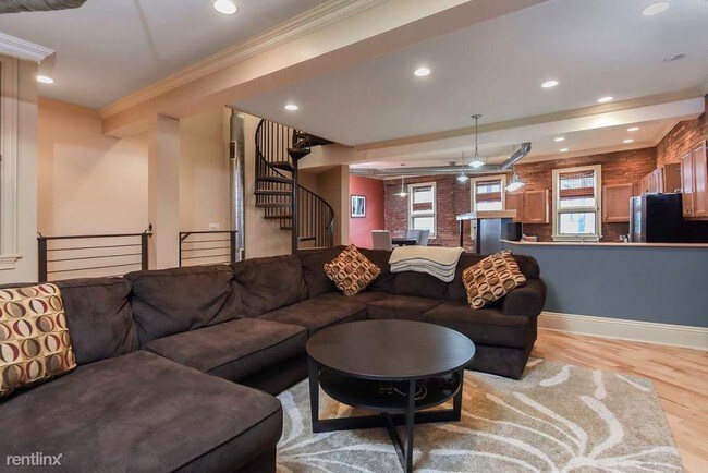 Foto del edificio - 3 br, 2.5 bath Apartment - 161 Pius St