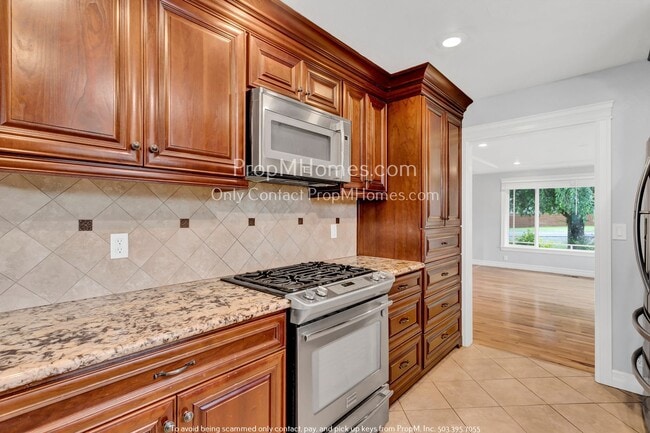 Building Photo - Five Bedrooms, Two and Half Bathrooms on T...