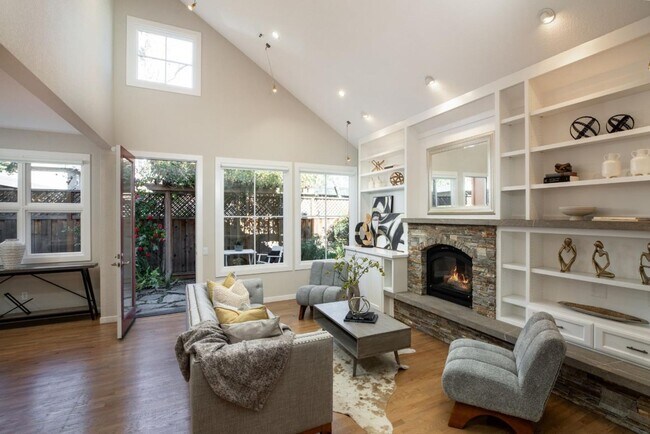 Building Photo - Stunning Menlo Park Townhome