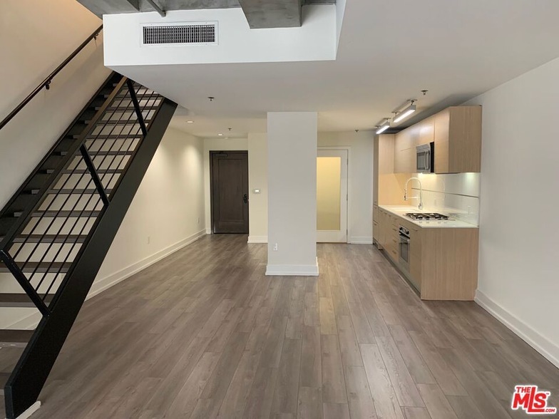 Foto principal - 727 W 7th St