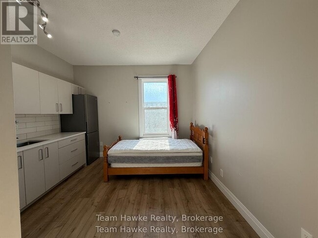 Building Photo - 521 Bay St