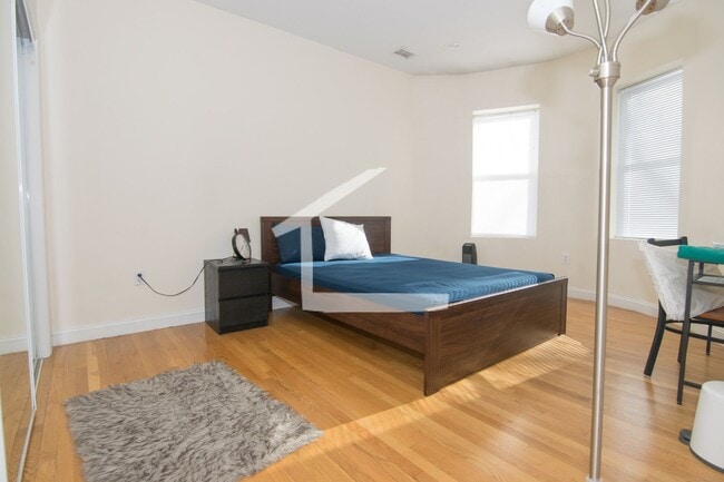 Nicely updated 4 bed for September! - Nicely updated 4 bed for September! House