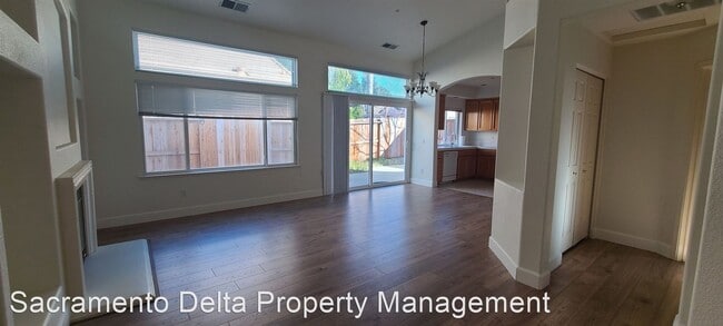 Building Photo - 3 br, 2 bath House - 11 Roma Court