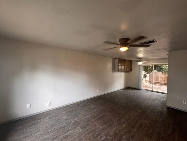 Foto del edificio - Now Leasing – Beautiful 3 Bedroom Townhome...