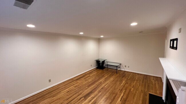 Foto del edificio - 198 Peachtree Hollow Ct NE