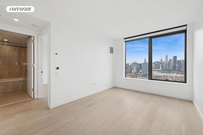 Building Photo - 3 Ct Square W