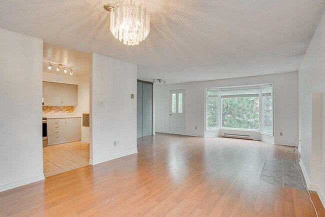 Building Photo - 165 Av. des Jonquilles