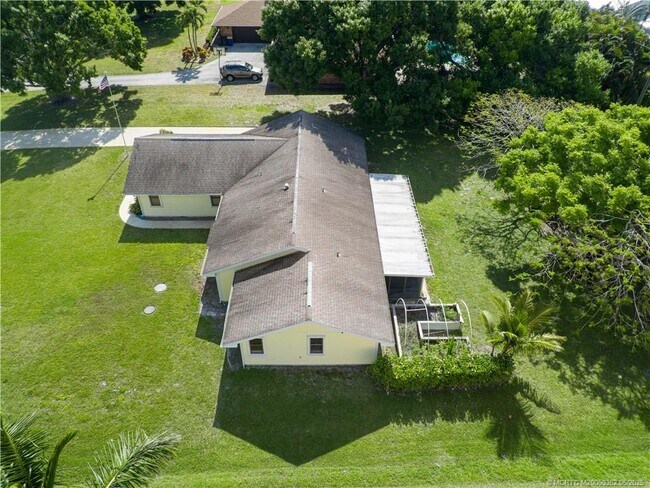 Foto del edificio - 2468 N W Everglades Blvd