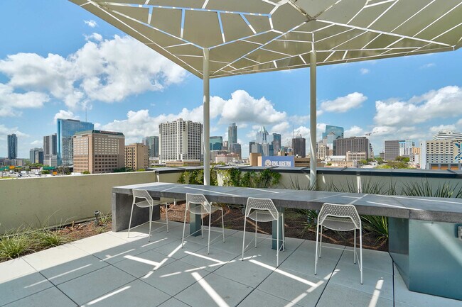 Foto del edificio - 800 Embassy Dr