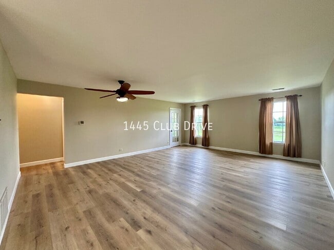 Building Photo - 1445 Club Dr