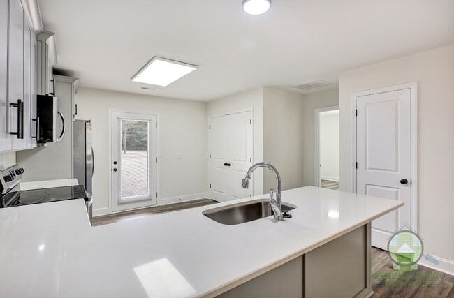 Foto del edificio - 113 Lyman Lodge Rd