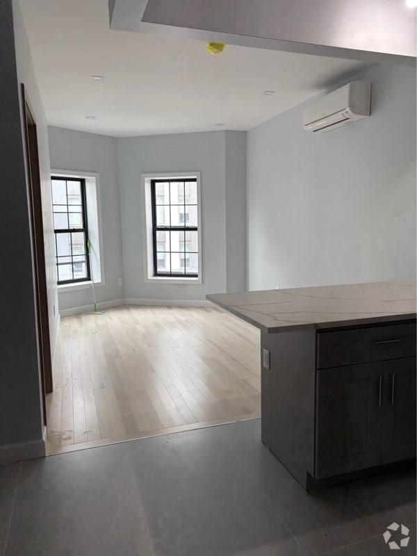 Building Photo - 546 Van Buren St
