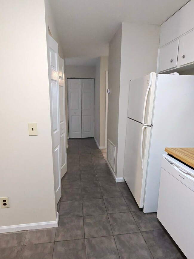 Building Photo - 130 Pointe S Dr