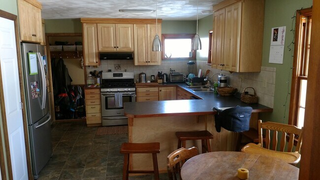 kitchen - 419 E King Rd