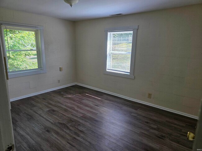 Building Photo - 2301 E 5th St