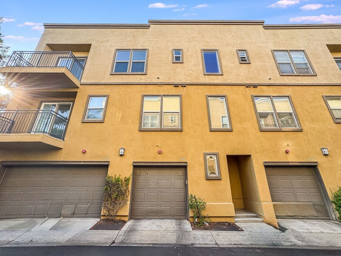 Beautiful 3 Bd/2Ba Spacious Home in Fullerton w/AC and Ample Community Amenities! - Beautiful 3 Bd/2Ba Spacious Home in Fuller...