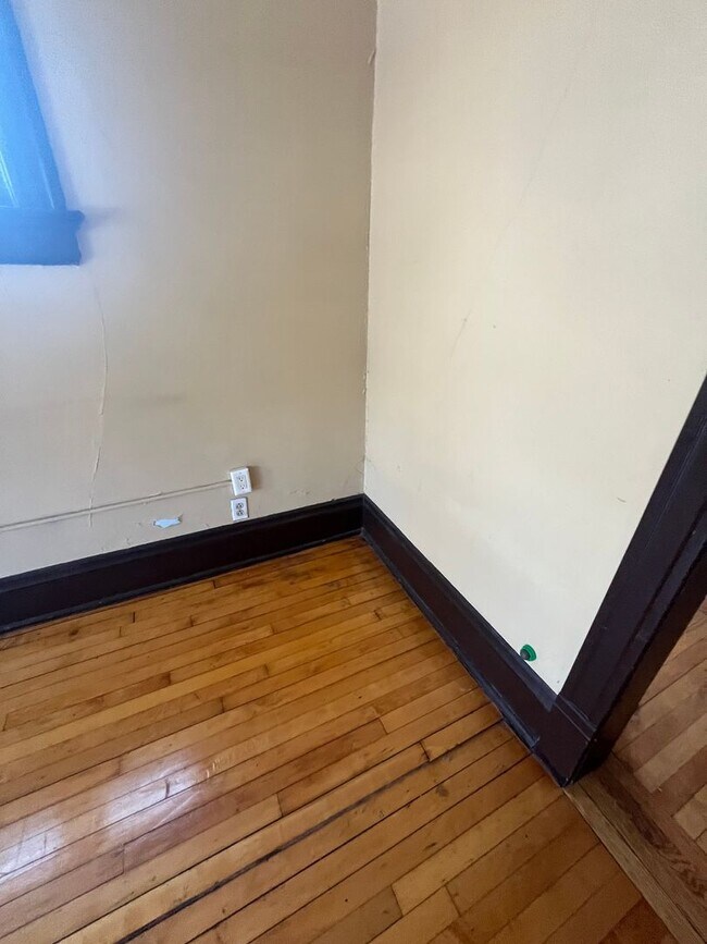 Foto del edificio - Spacious 2BR/1BA in Prime East Side Locati...