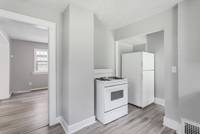 Building Photo - 833 E Dubail Ave