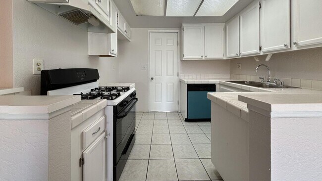 Foto del edificio - Cozy 2 Bedroom 2.5 Bathroom Townhome in Ri...
