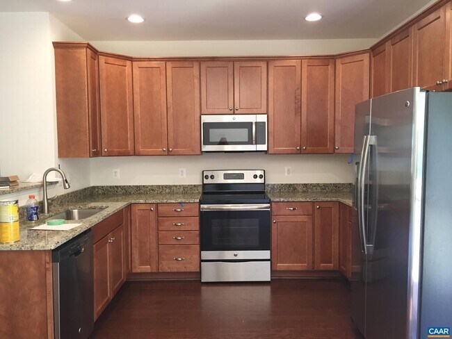 Building Photo - 156 Longwood Dr