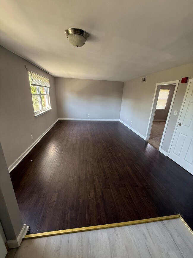 Building Photo - 2125 Cameron Dr