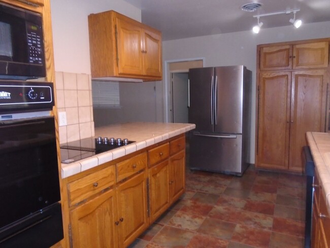 Building Photo - NORTHEAST CUTIE ! MOVE-IN SPECIAL $2575.00!
