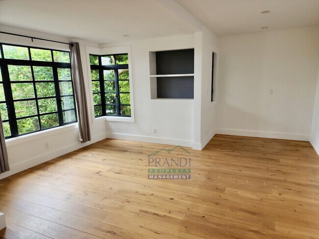 Foto del edificio - Coming Soon! Charming two-story house in Sausalito.