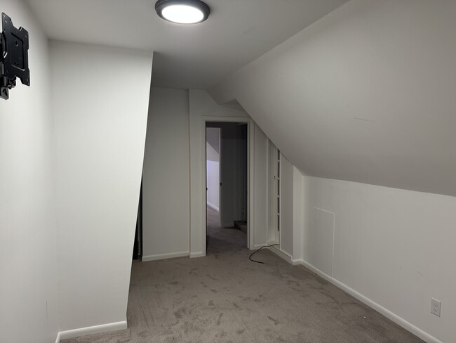 main bedroom - 520 Saratoga Rd