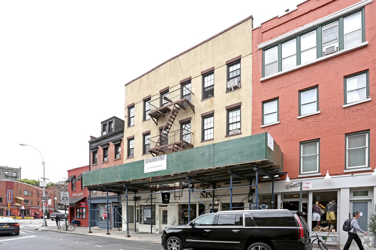 Building Photo - 300-302 Bleecker St