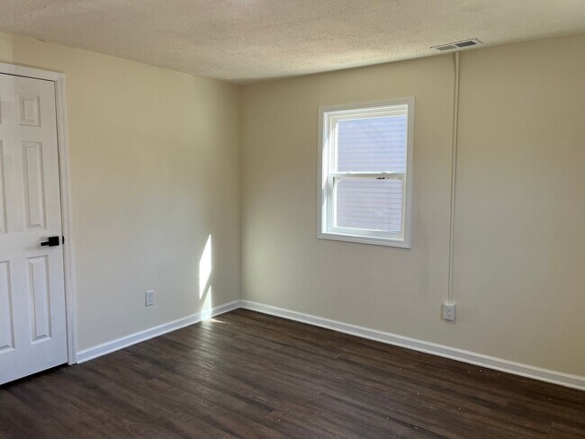 Building Photo - 2 Bed 1 Bath Duplex