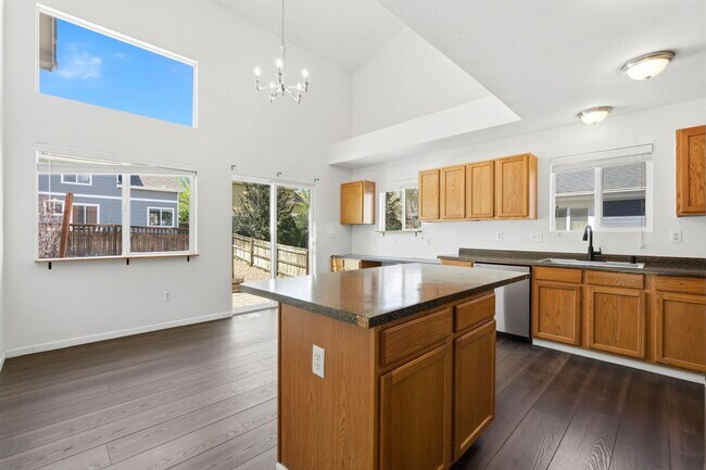 Foto del edificio - 3-bed + office, 2-bath home, minutes to Denver and close to outdoor recreation areas