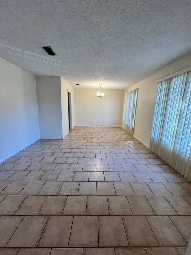 Foto del edificio - 6305 Raleigh Avenue - Spacious home in exc...