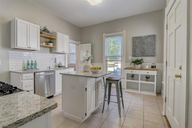 Kitchen - 1512 E Irving Plz