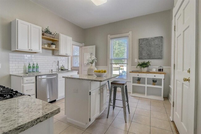 Kitchen - 1512 E Irving Plz
