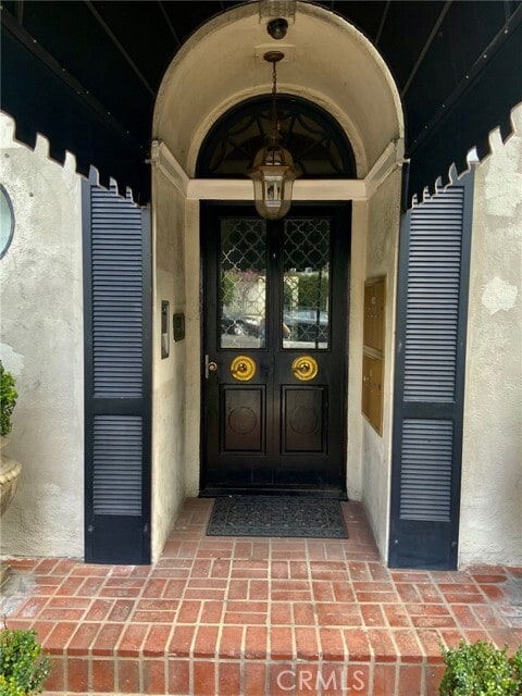 Building Photo - 1014 N Doheny Dr