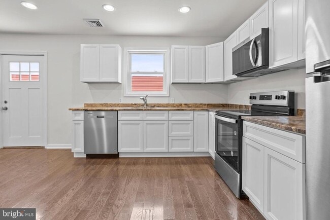 Building Photo - 819 11th Ave