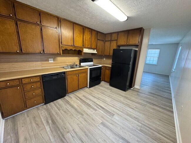 Foto del edificio - READY NOW!!! Beautiful brick front 2 bedroom 1 bath ranch duplex!