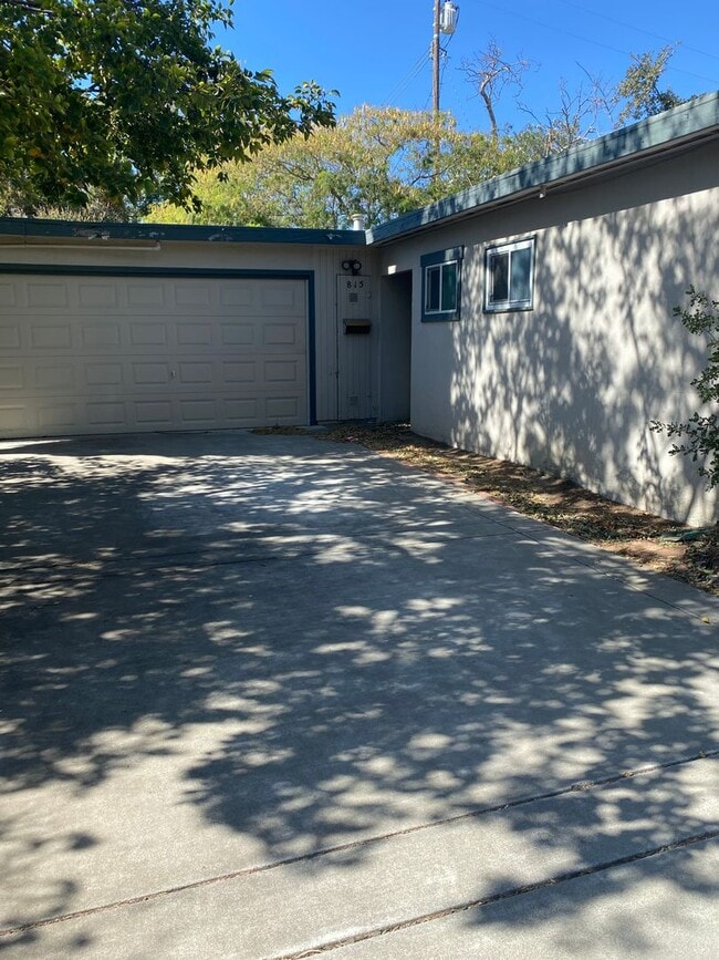 Building Photo - 815 Chestnut Ln
